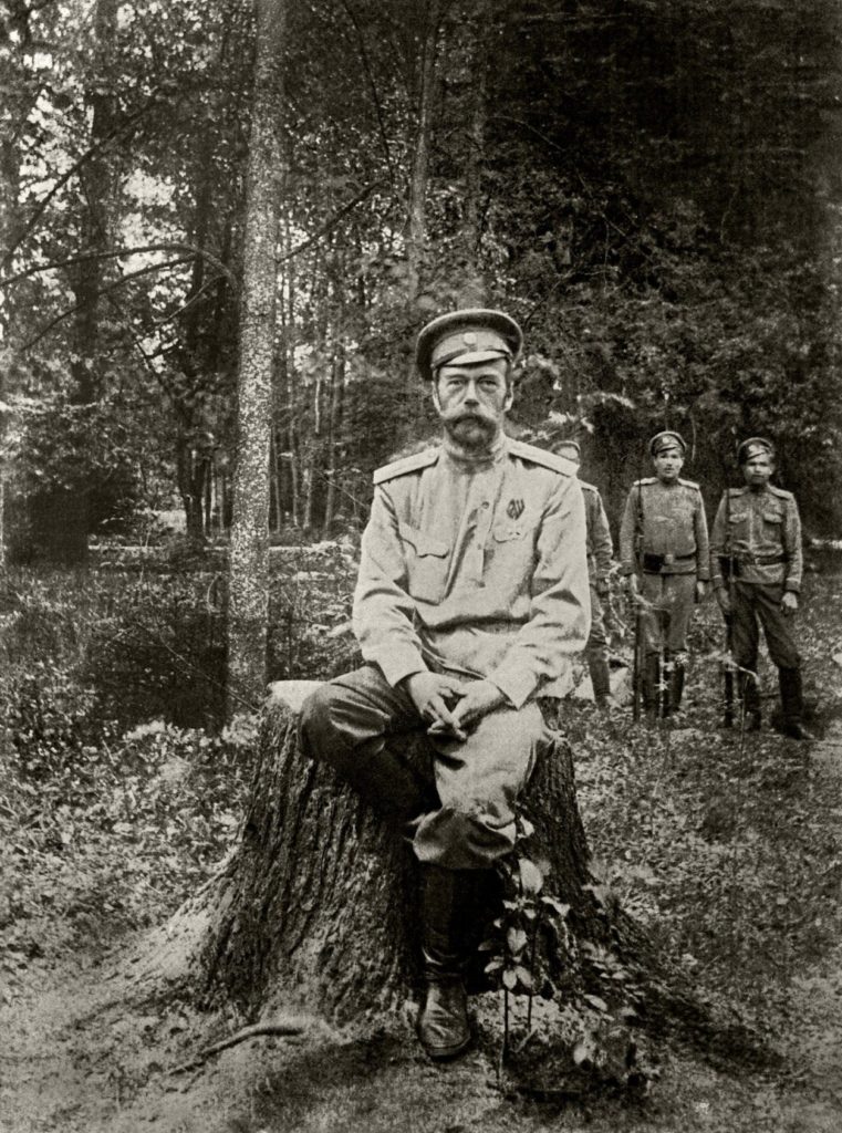 Николай II на прогулке в парке Царского села под охраной. 1917 г.