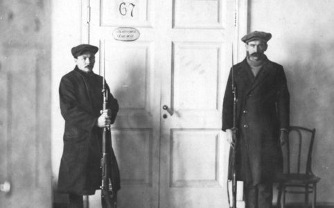 Красногвардейская охрана у дверей кабинета В.И. Ленина в Смольном. 1917 г.